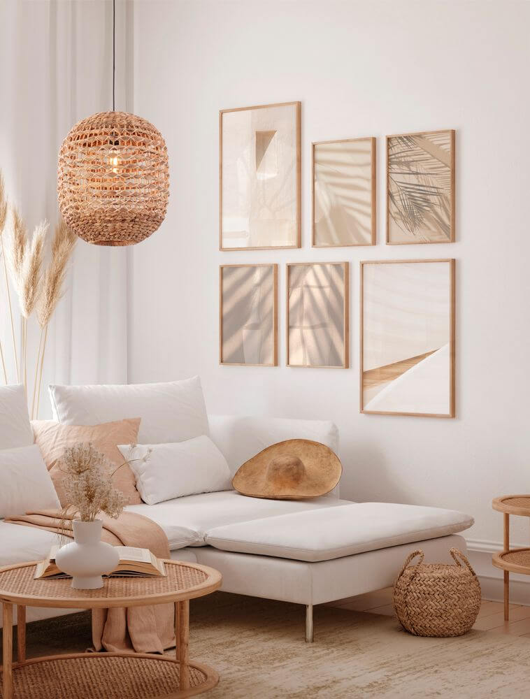 Bola Pendelleuchte Ø 42cm Braun in einem modernen Wohnzimmer mit Boho-Dekor.
