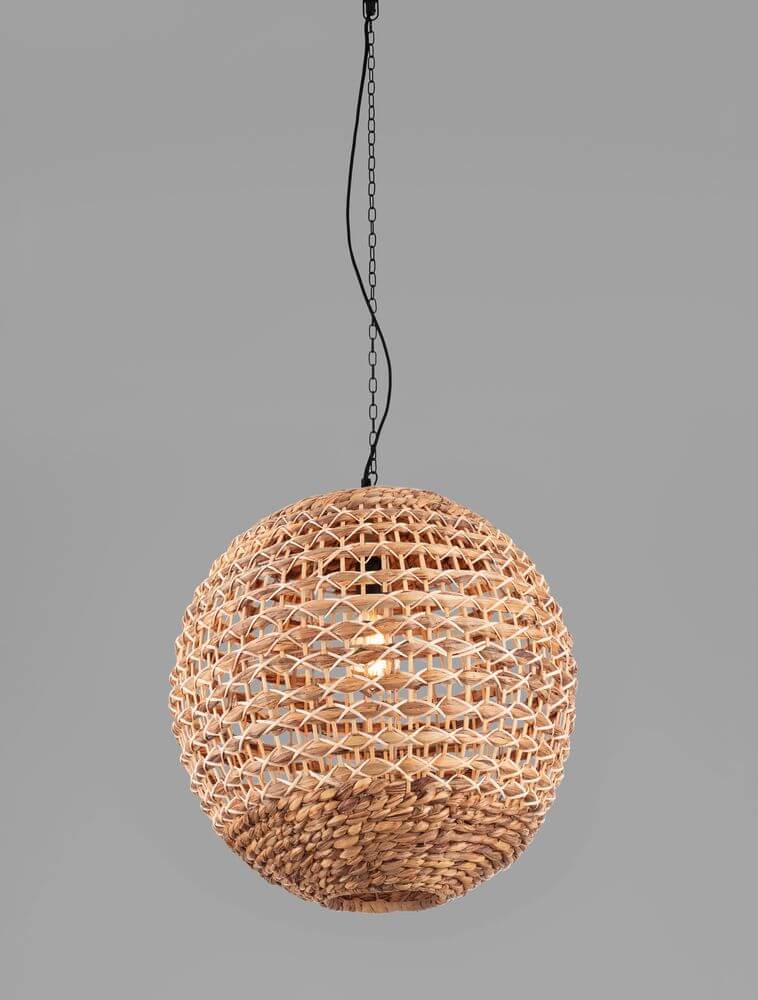 Bola Pendelleuchte Ø 51cm Braun aus Wasserhyazinthe im BOHO-Stil, ideal für warme Innenräume.