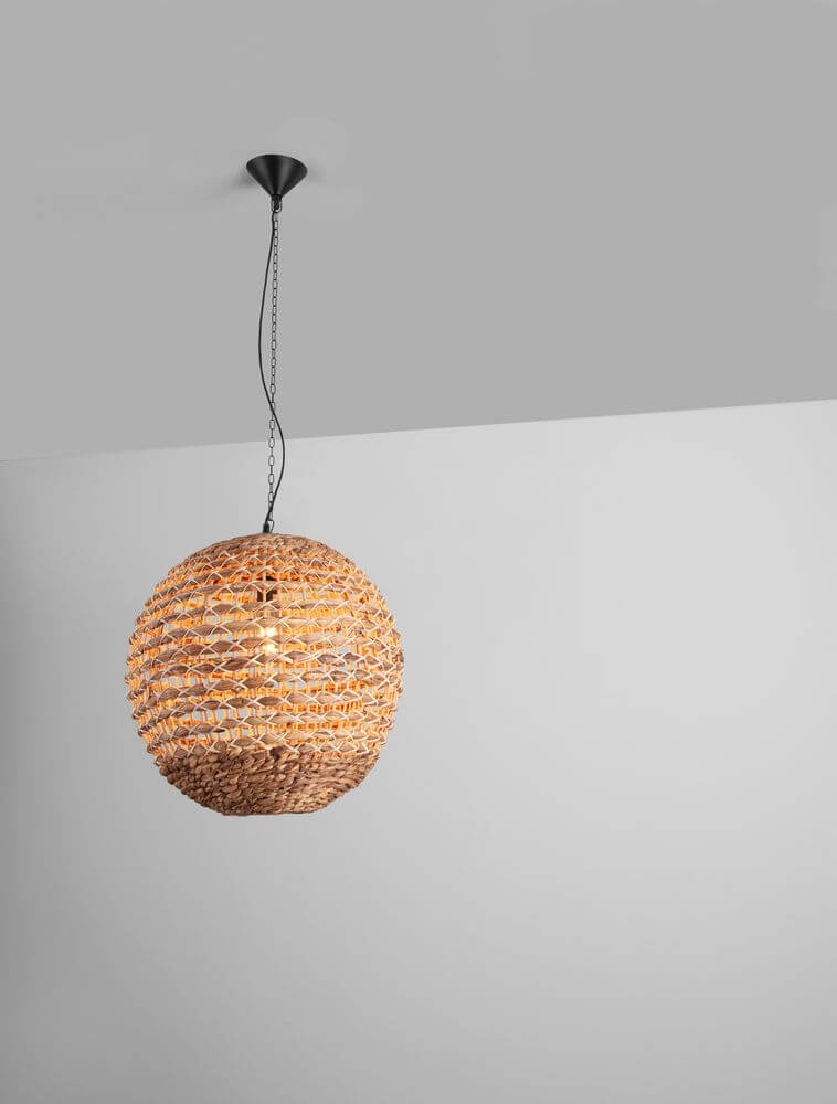 Bola Pendelleuchte Ø 51cm Braun aus Wasserhyazinthe im BOHO-Stil, schwebend an der Decke.
