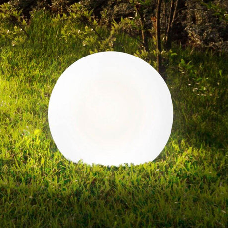 Bolla XL tuin-buitenkogel Ø 60 cm wit straalt zacht in de tuin op een groene weide.