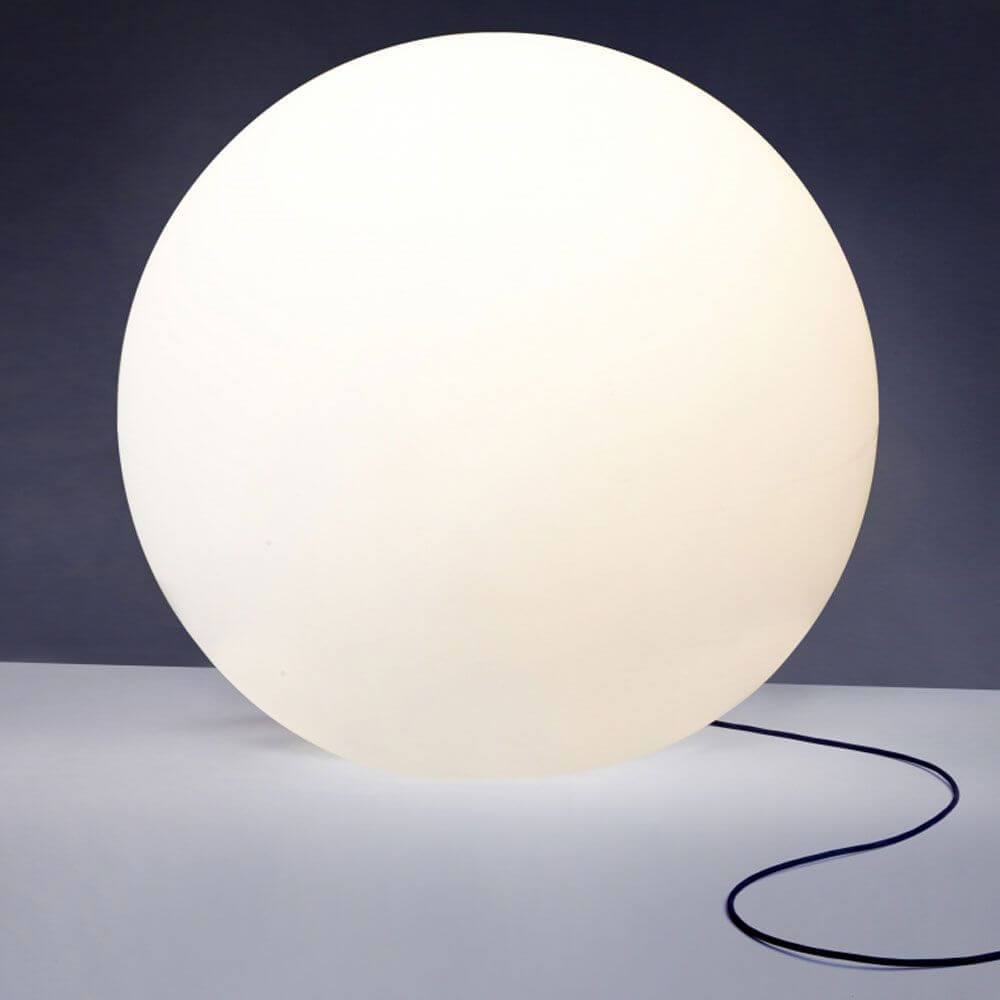 Bolla XXL Garten Außenkugel Ø 80cm Weiß auf einem Tisch mit Kabel