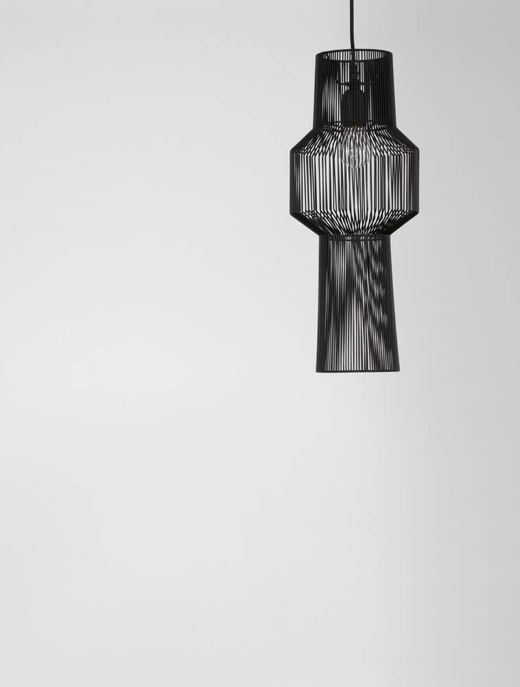 Bredo Pendelleuchte Ø 21cm Schwarz in industriellem und skandinavischem Design aufgehängt.