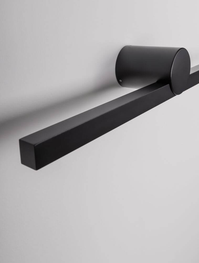 Breggo Wandleuchte 61cm 3000K IP54 in modernem Design an der Wand montiert.