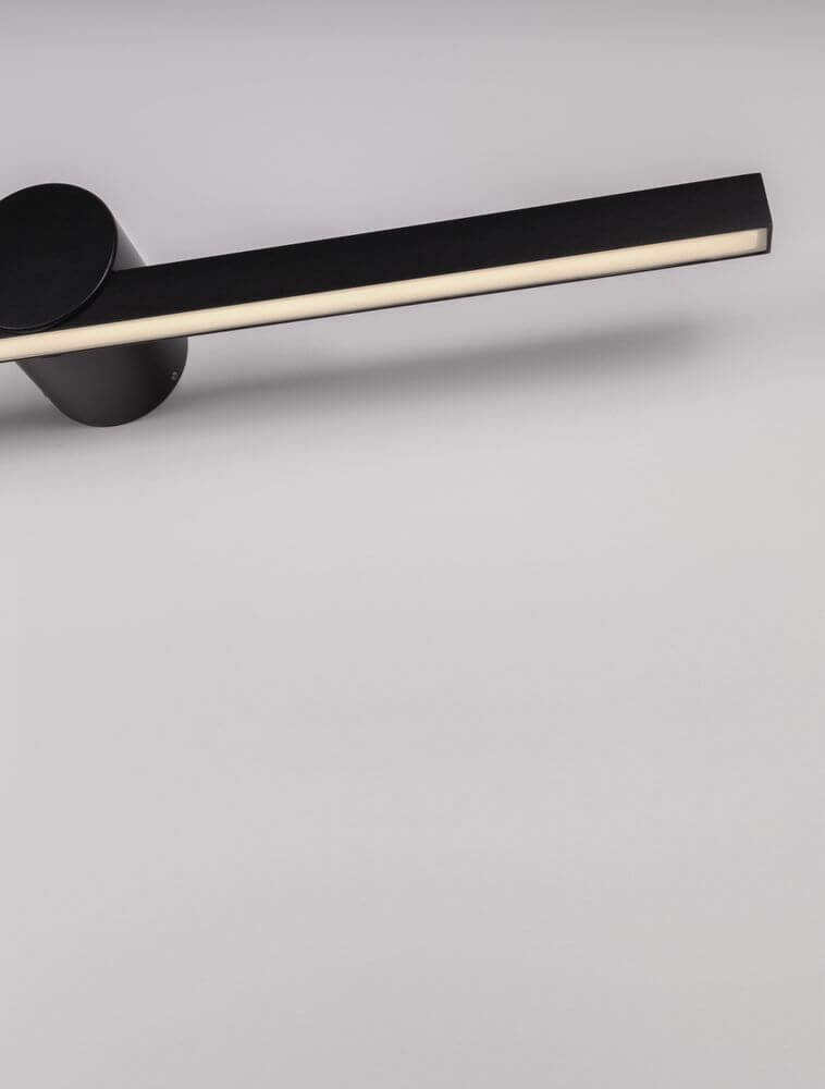Breggo Wandleuchte 61cm 3000K IP54 in elegantem Design und schwarzer Farbe auf grauem Hintergrund.