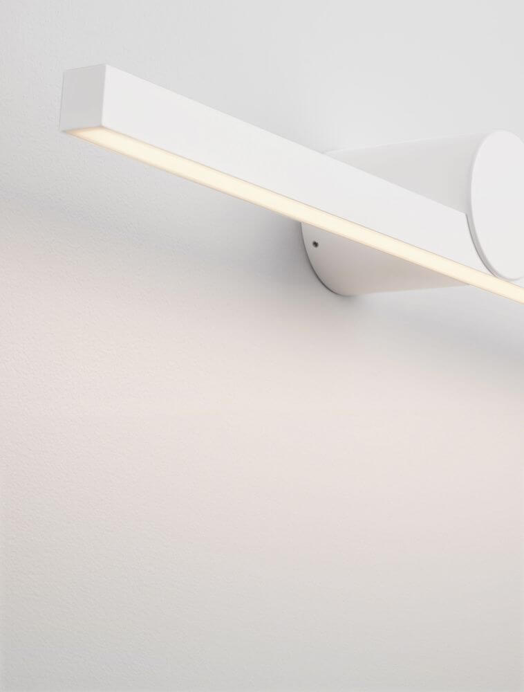 Breggo Wandleuchte 61cm 3000K IP54 an der Wand installiert, modernes Design, warmes Licht.