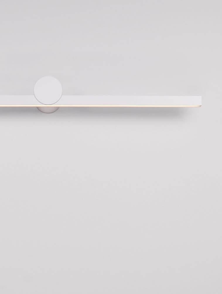 Breggo Wandleuchte 81cm 3000K IP54 in modernem Design mit schmalem Lichtstreifen.