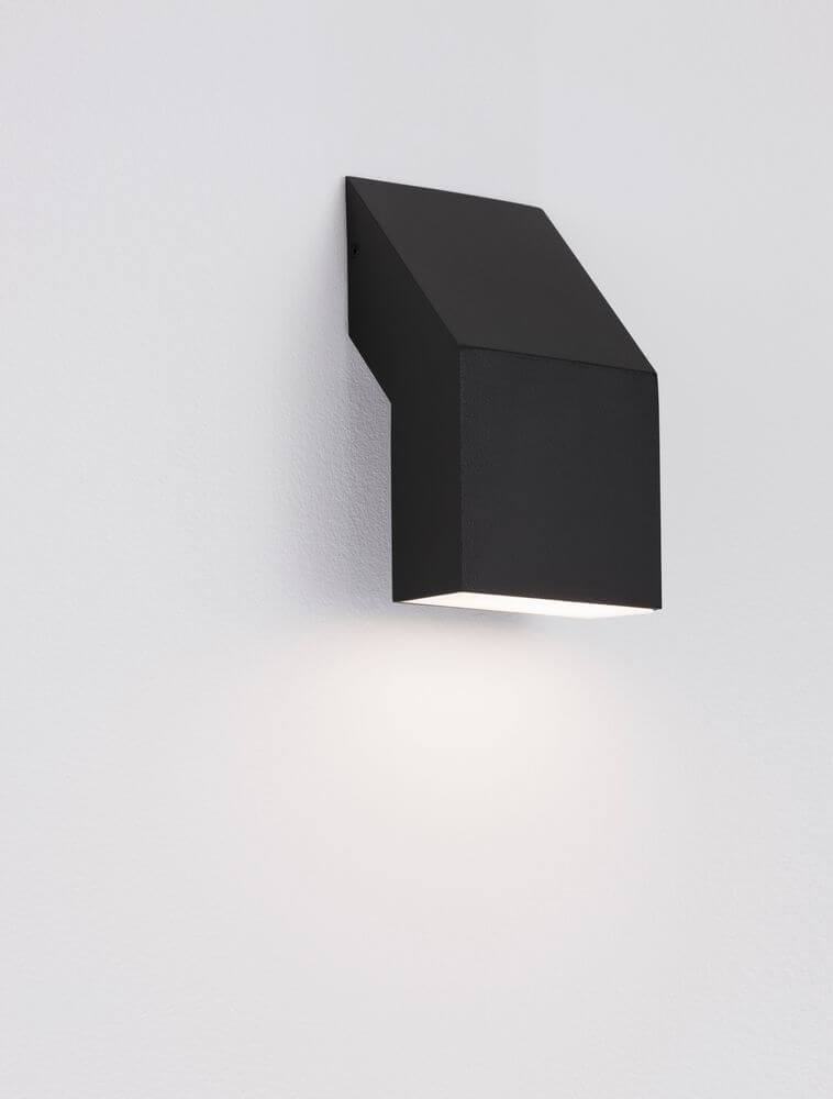 Brigitta LED Außenwandleuchte 3000K Schwarz IP65 an einer Wand montiert, modernes Design.