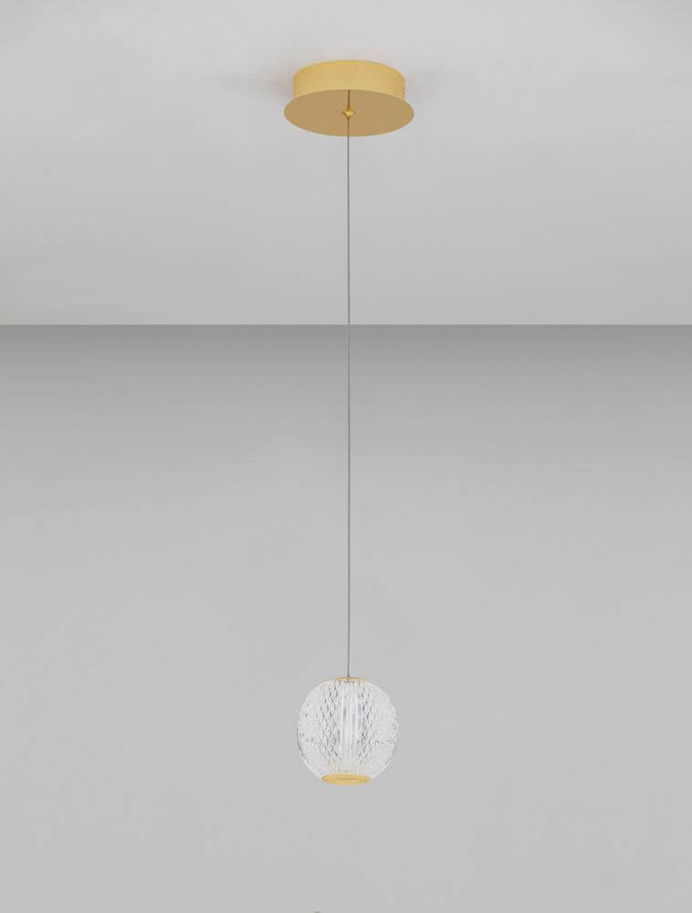 Brillante LED Pendelleuchte Ø 12cm 3200K an goldfarbener Deckenaufhängung, elegantes Design mit klarer Glaskugel.