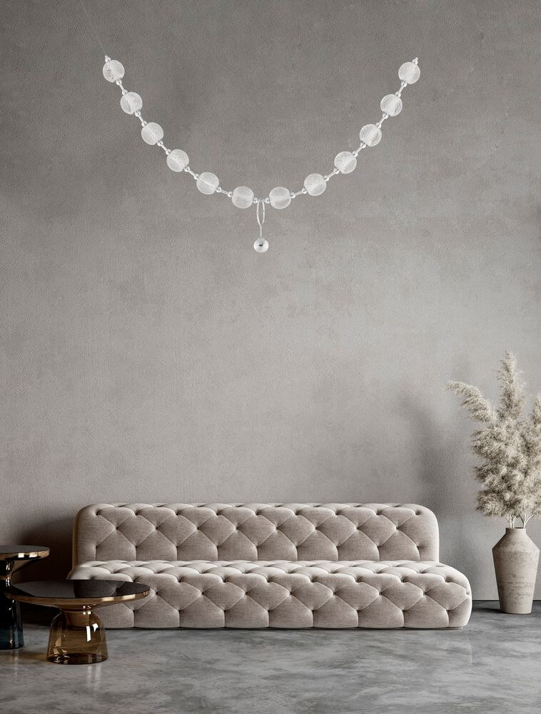 Brillante LED Pendelleuchte 12-flammig 3200K über einem modernen Sofa im eleganten Wohnraum.