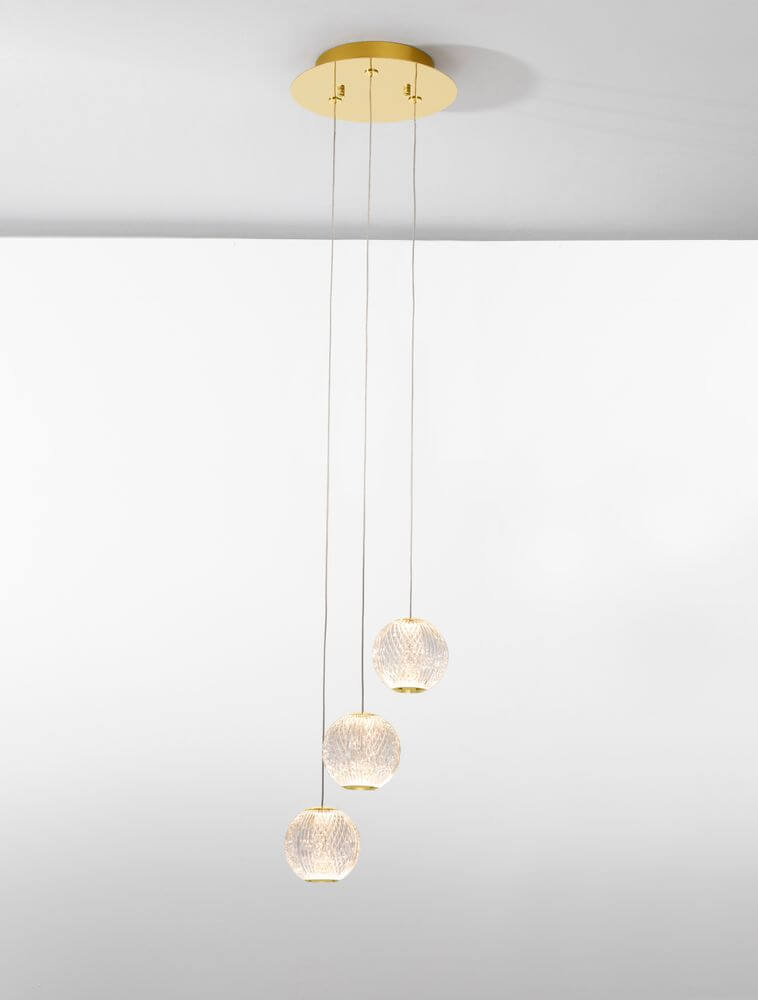 Brillante LED Pendelleuchte 3-flammig Ø 22cm 3200K mit drei hängenden Lichtquellen in modernem Design.