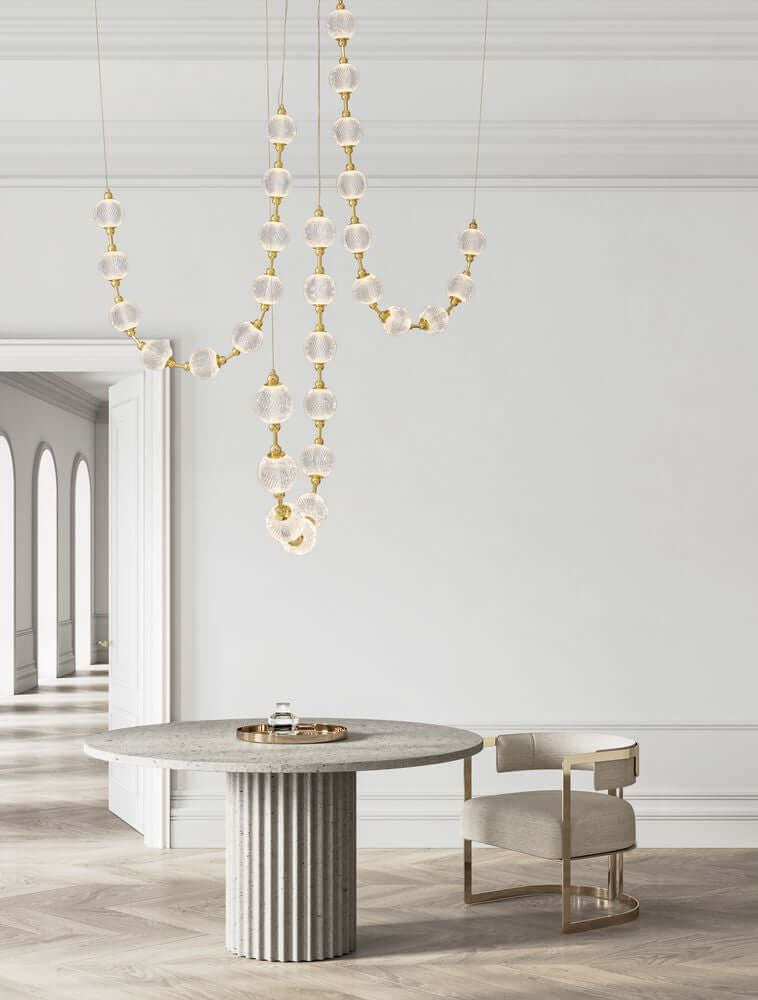 Brillante LED Pendelleuchte 30-flammig Ø 147cm 3200K hängt über modernem Tisch und Stuhl in elegantem Raum.