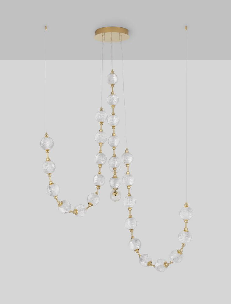 Brillante LED Pendelleuchte 30-flammig Ø 147cm 3200K mit goldenen und klaren Glaskugeln.