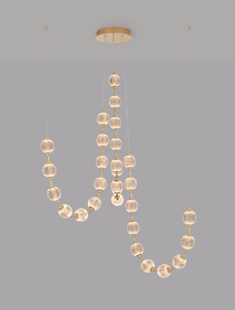 Brillante LED Pendelleuchte 30-flammig Ø 147cm 3200K mit gläsernen Kugeln auf einem schlichten Hintergrund.