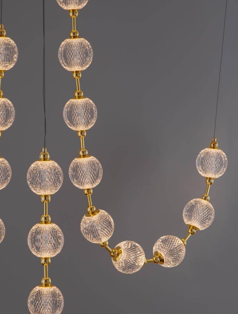 Brillante LED Pendelleuchte 30-flammig Ø 147cm 3200K mit eleganten Glaskugeln in modernem Design.