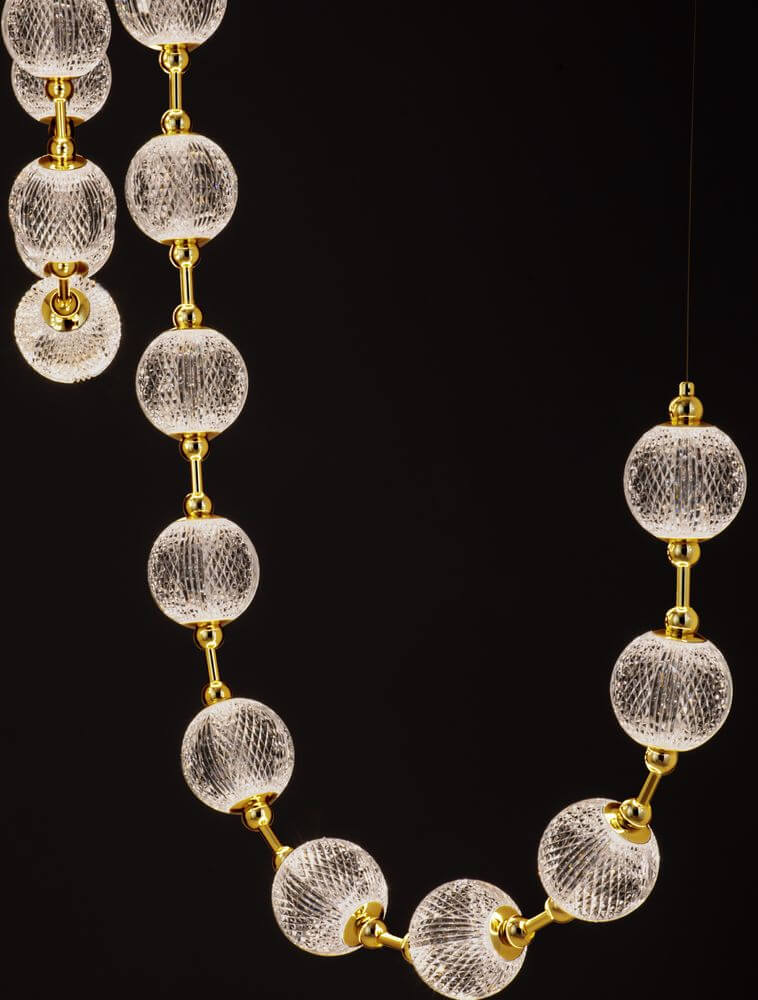 Brillante LED Pendelleuchte 30-flammig Ø 147cm 3200K mit elegantem Design aus Glas und Gold.