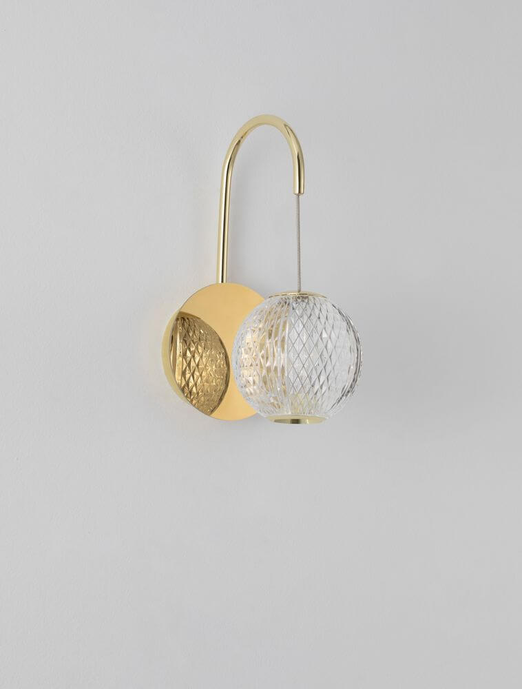 Brillante LED Wandleuchte 3200K in modernem Design mit goldener und gläserner Kugel, ideal für stilvolle Wohnräume.