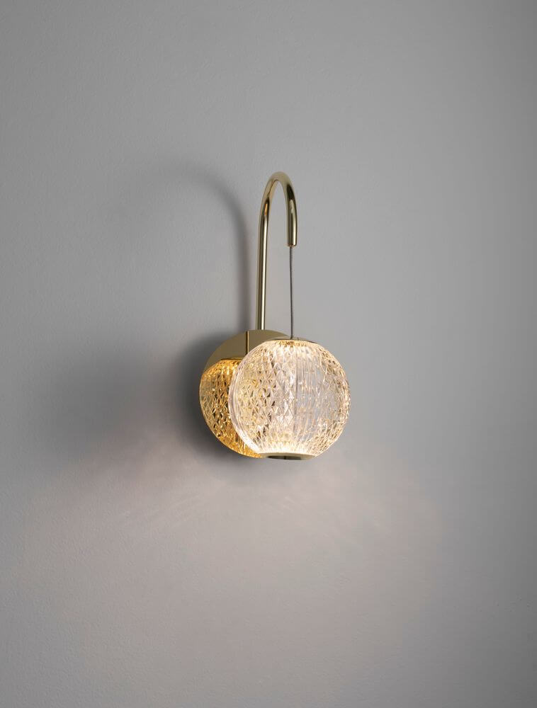 Brillante LED Wandleuchte 3200K in modernem Design mit warmweißem Licht und eleganten Materialien.
