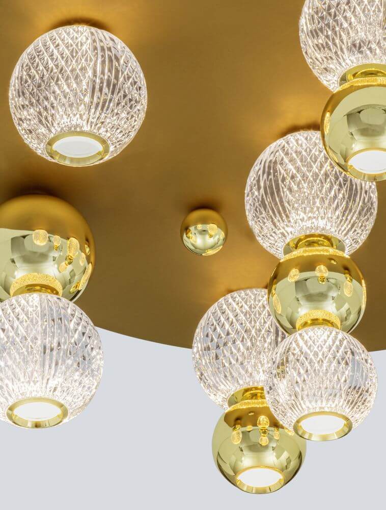 Brille LED Deckenleuchte 7-flammig Ø 66cm 3200K Gold mit eleganten Glaskugeln und goldener Deckenplatte.