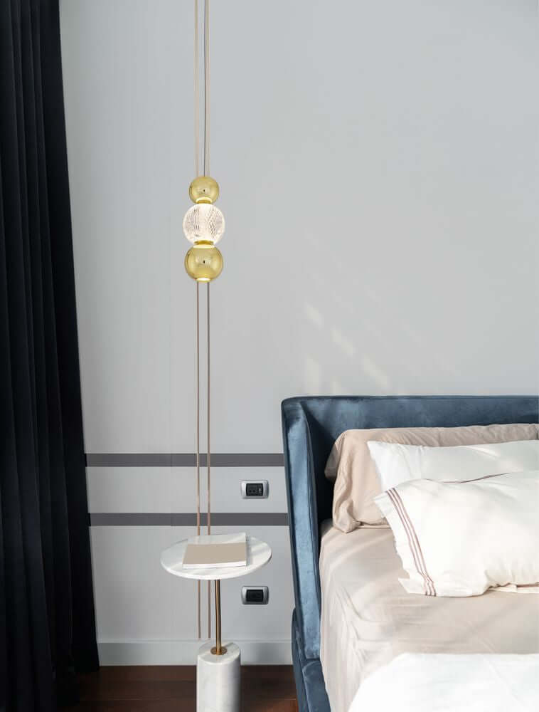 Brille LED Pendelleuchte Ø 14cm 3200K Gold in modernem Schlafzimmer mit eleganter Beleuchtung.