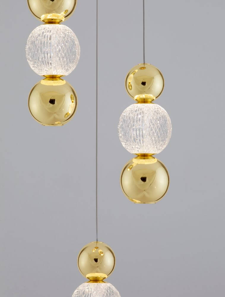Brille LED Pendelleuchte 4-flammig Ø 30cm 3200K Gold mit eleganten goldenen und gläsernen Elementen.