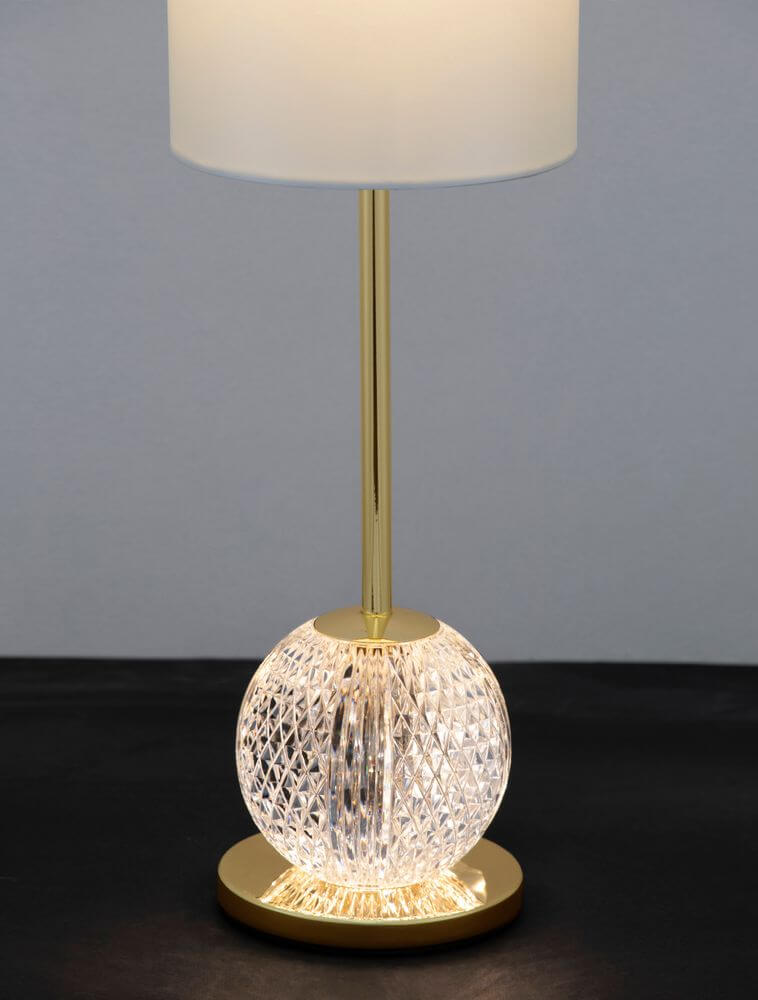 Brille LED Tischleuchte 2-flammig Ø 15,4cm 3200K Gold mit glänzendem Kristallfuß und elegantem Lampenschirm.