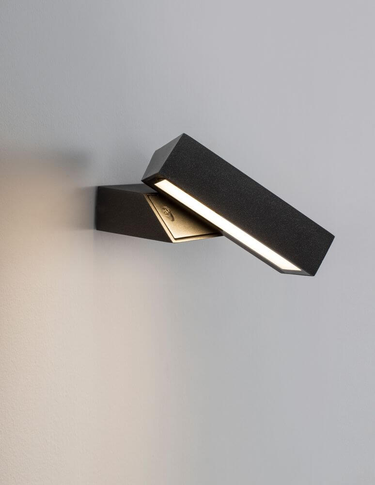Brin LED Außenwandleuchte 3000K Anthrazit IP65 an einer Wand montiert, strahlt angenehmes Licht aus.