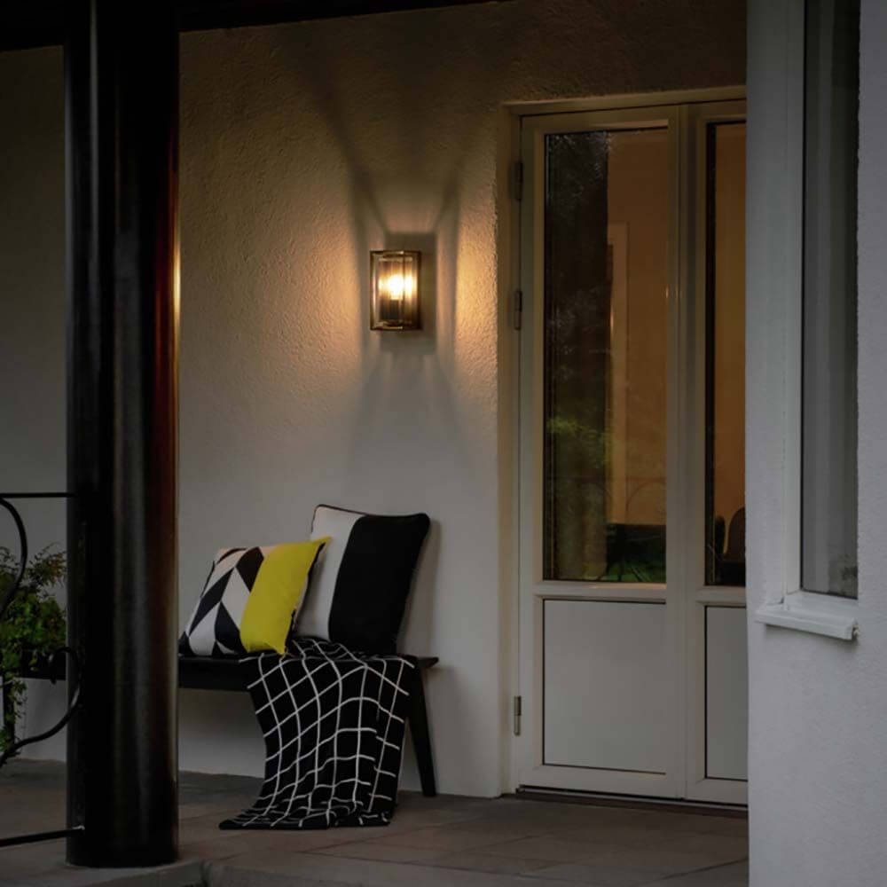 Brindisi Vintage Außen Wandleuchte an einer Wand im Eingangsbereich, mit charmantem Design und modernen Möbeln.