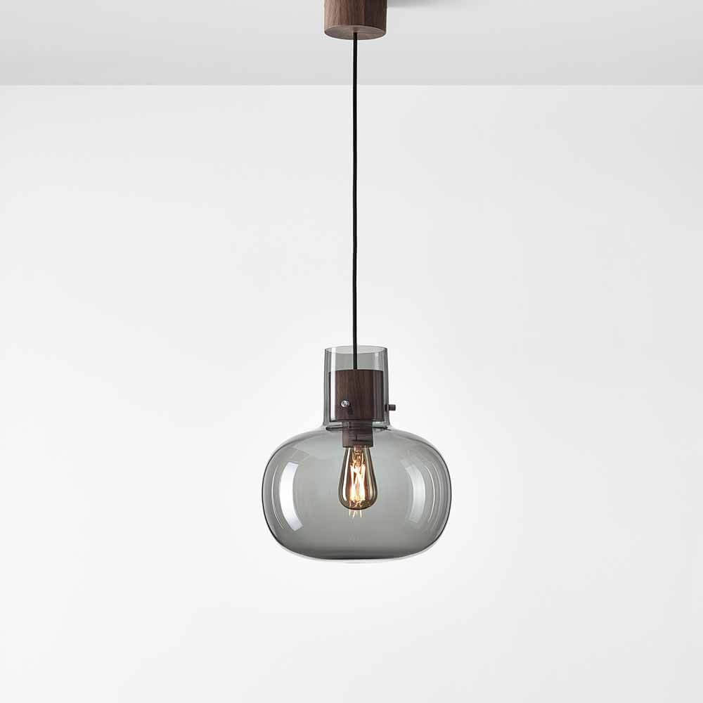 Brokis Hängeleuchte Awa Medium mit grauem Glas und Holzelementen, schwebend an der Decke.