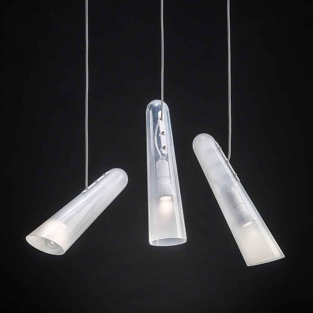 Brokis Hängeleuchte Flutes 15° mit elegantem, konischen Design in einem modernen Innenraum.