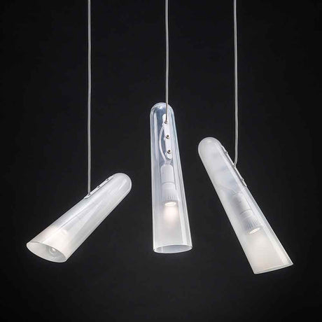 Brokis pendellampe Flutes 15° med elegant, konisk design i et moderne interiør.