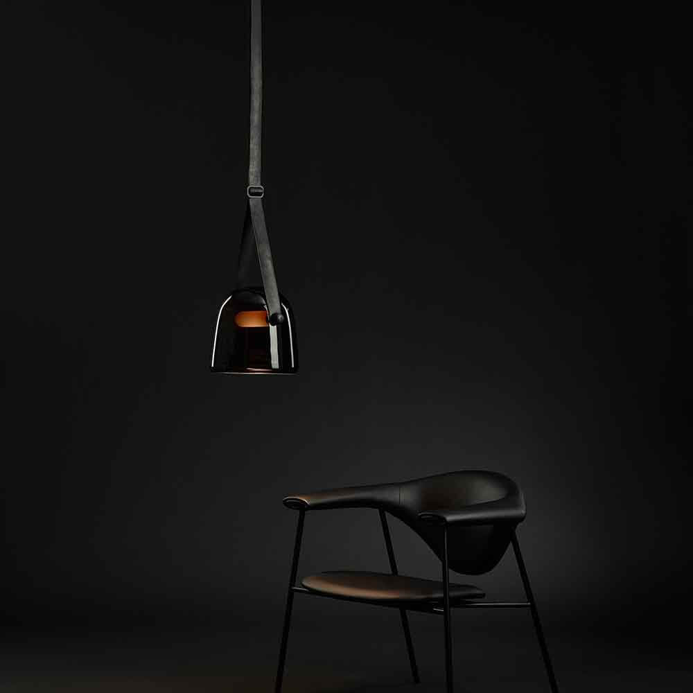 Brokis Hängeleuchte Mona Large aus mundgeblasenem Glas mit dimmbaren LED-Lichtern, elegant über einem Stuhl positioniert.