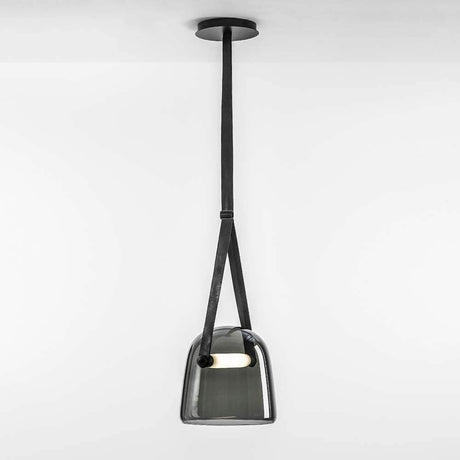 Brokis hengelampe Mona Medium, enkel svart hengelampe i munnblåst glass og dimbart LED-lys.