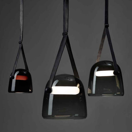 Brokis pendellampe Mona XL i ulike størrelser med glatt, munnblåst glass og dimbare LED-er.