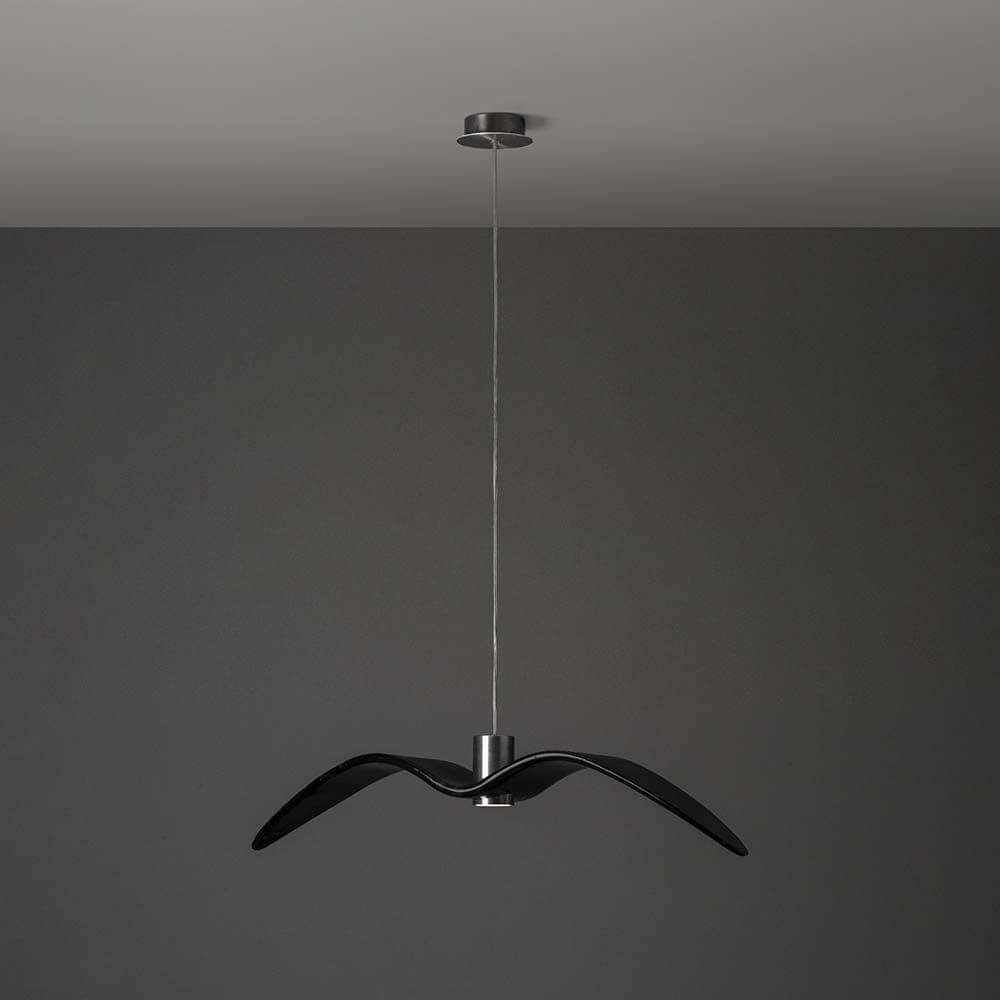 Brokis Hängeleuchte Night Birds normale Flügel 73cm in Schwarz aufgehängt an einer Decke.