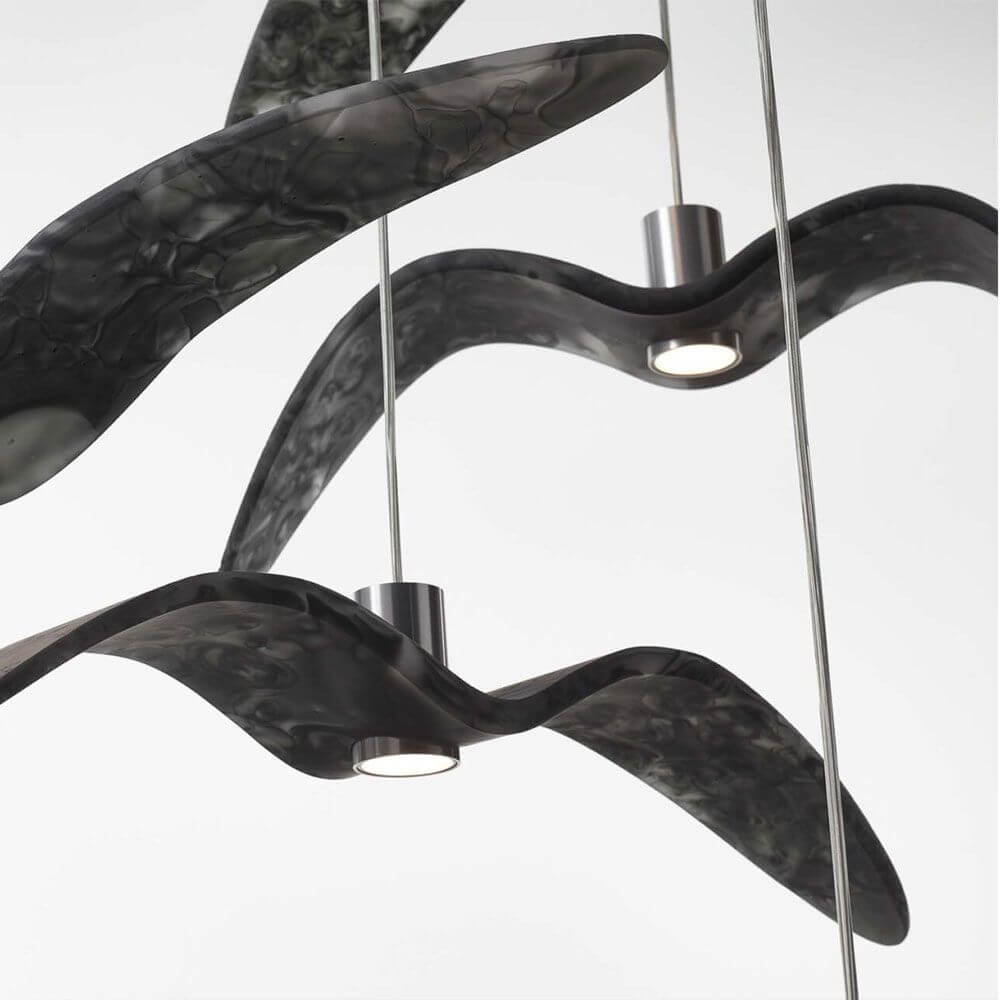 Brokis Hängeleuchte Night Birds waagrechte Flügel 78cm in Rauchgrau mit elegantem Design.