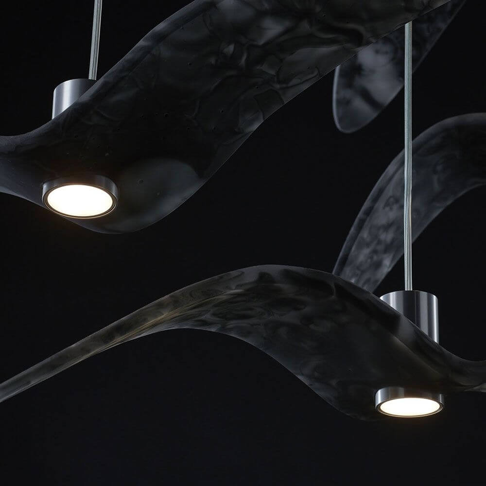 Brokis Hängeleuchte Night Birds waagrechte Flügel 78cm mit einzigartigem Wellen-Design und modularen Lampenschirmen.