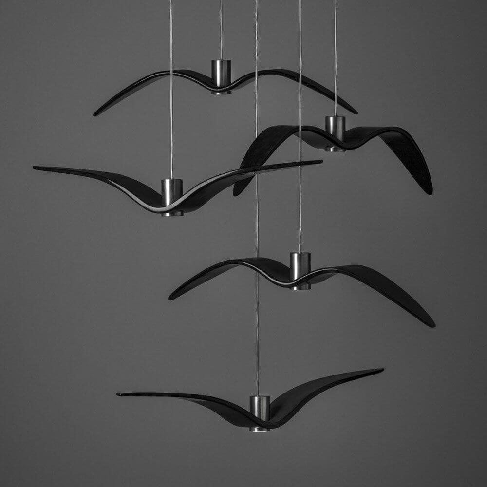 Brokis Hängeleuchte Night Birds waagrechte Flügel 78cm mit schwarzen Flügeln, elegant und modern.