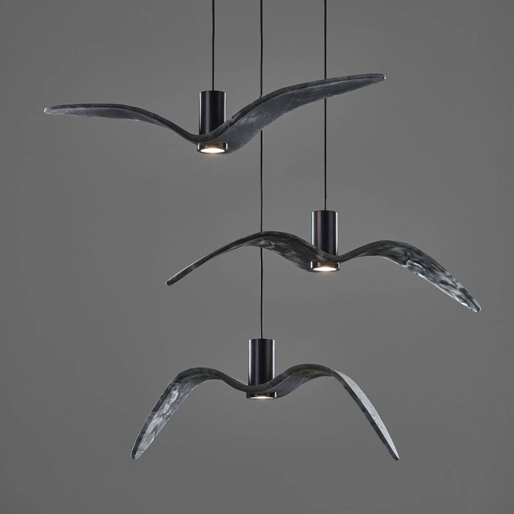 Brokis Hängeleuchte Night Birds waagrechte Flügel 78cm in Rauchgrau - stilvolle Pendelleuchte für modernes Ambiente.
