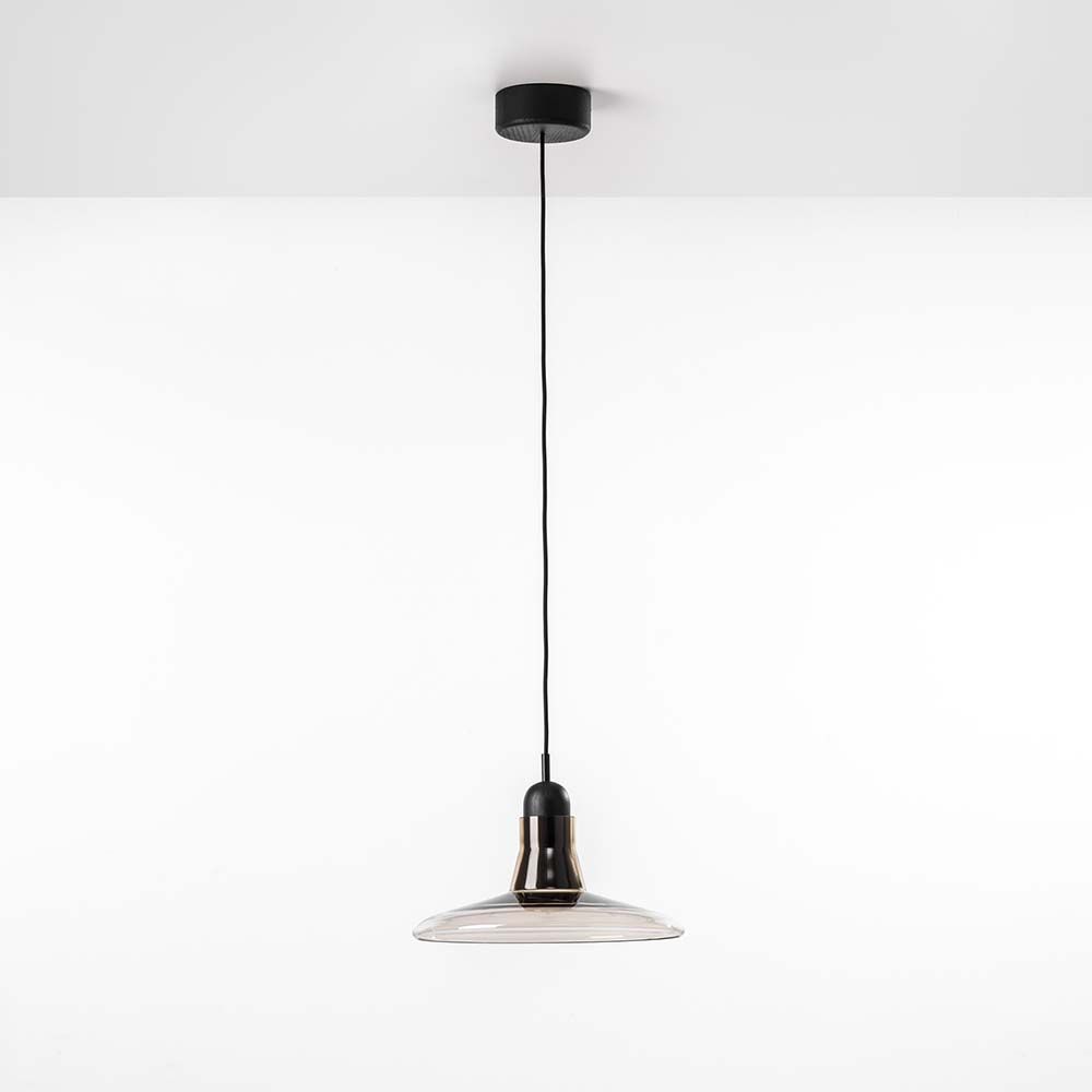 Brokis Hängeleuchte Shadows XL Lagre mit elegantem, mundgeblasenem Glas und handgefertigtem Holz.