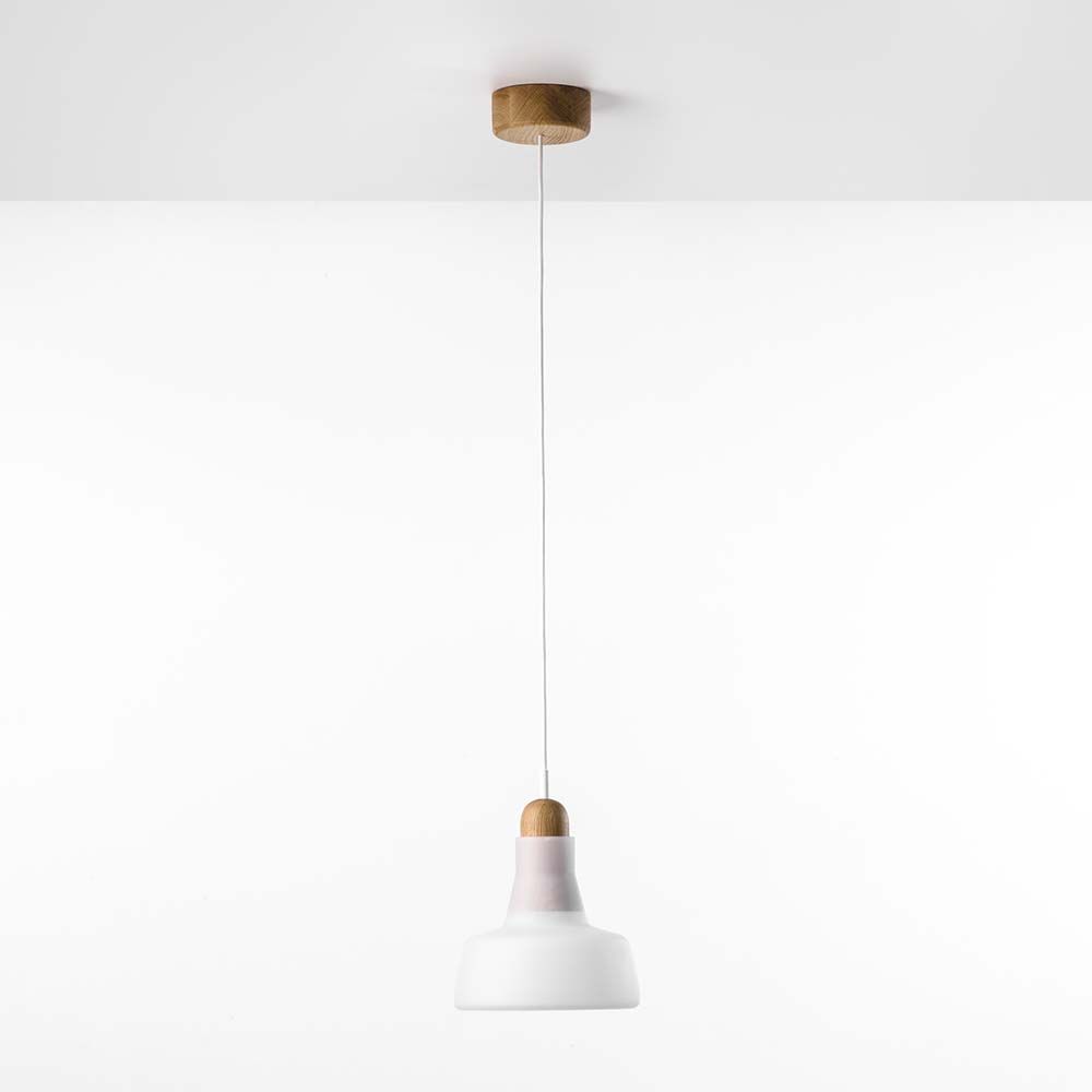 Brokis Hängeleuchte Shadows XL Medium mit elegantem Design aus Glas und Holz, perfekt für stilvolle Räume.