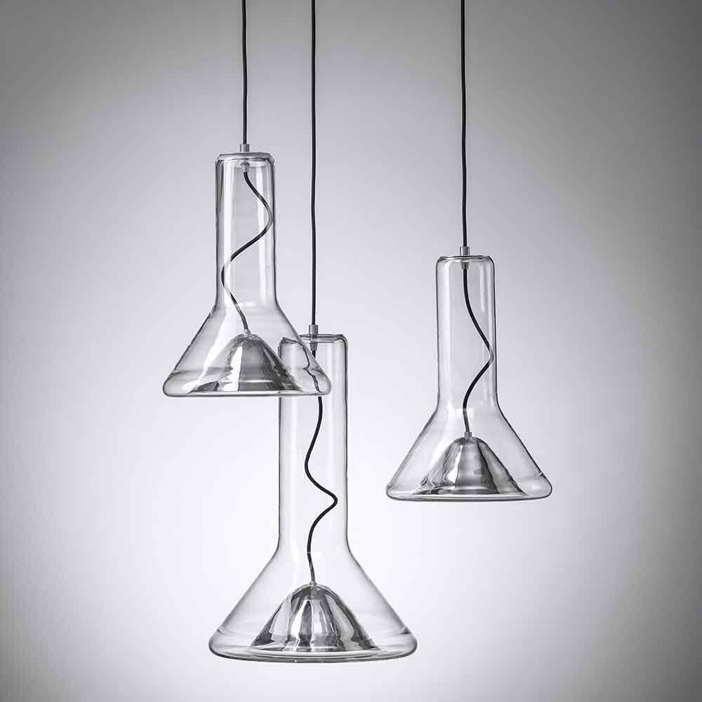 Brokis Hängeleuchte Whistle Medium in klarer Glasform mit einzigartigem Design und handgepresstem Metallschild.
