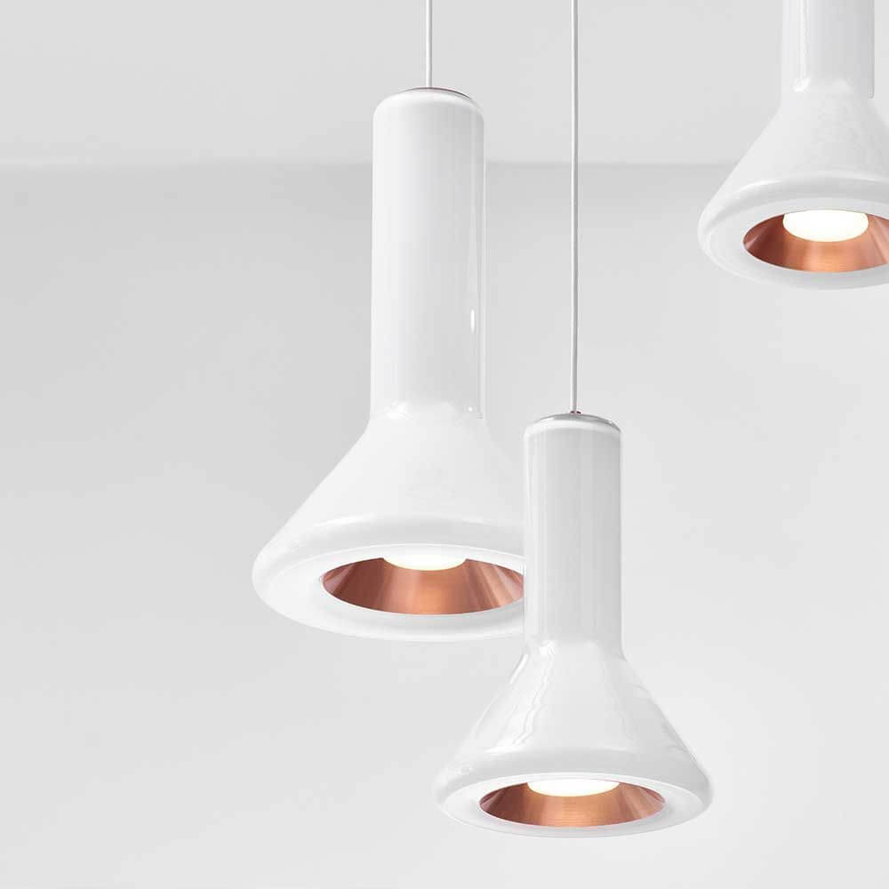 Brokis Hängeleuchte Whistle Medium in elegantem Weiß mit kupfernem Innenleben.
