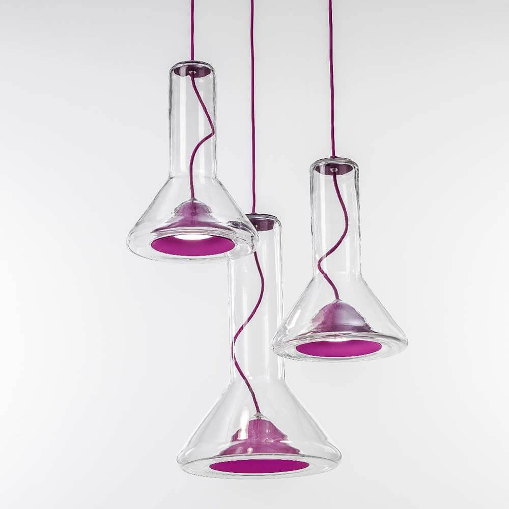 Brokis Hängeleuchte Whistle Medium in einem modernen Design mit klaren Glas und lila Akzenten.