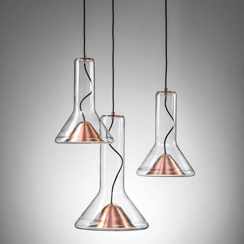 Brokis Hängeleuchte Whistle Medium, elegante Glaslichter in Form von Glasmacherpfeifen mit Kupferakzenten.