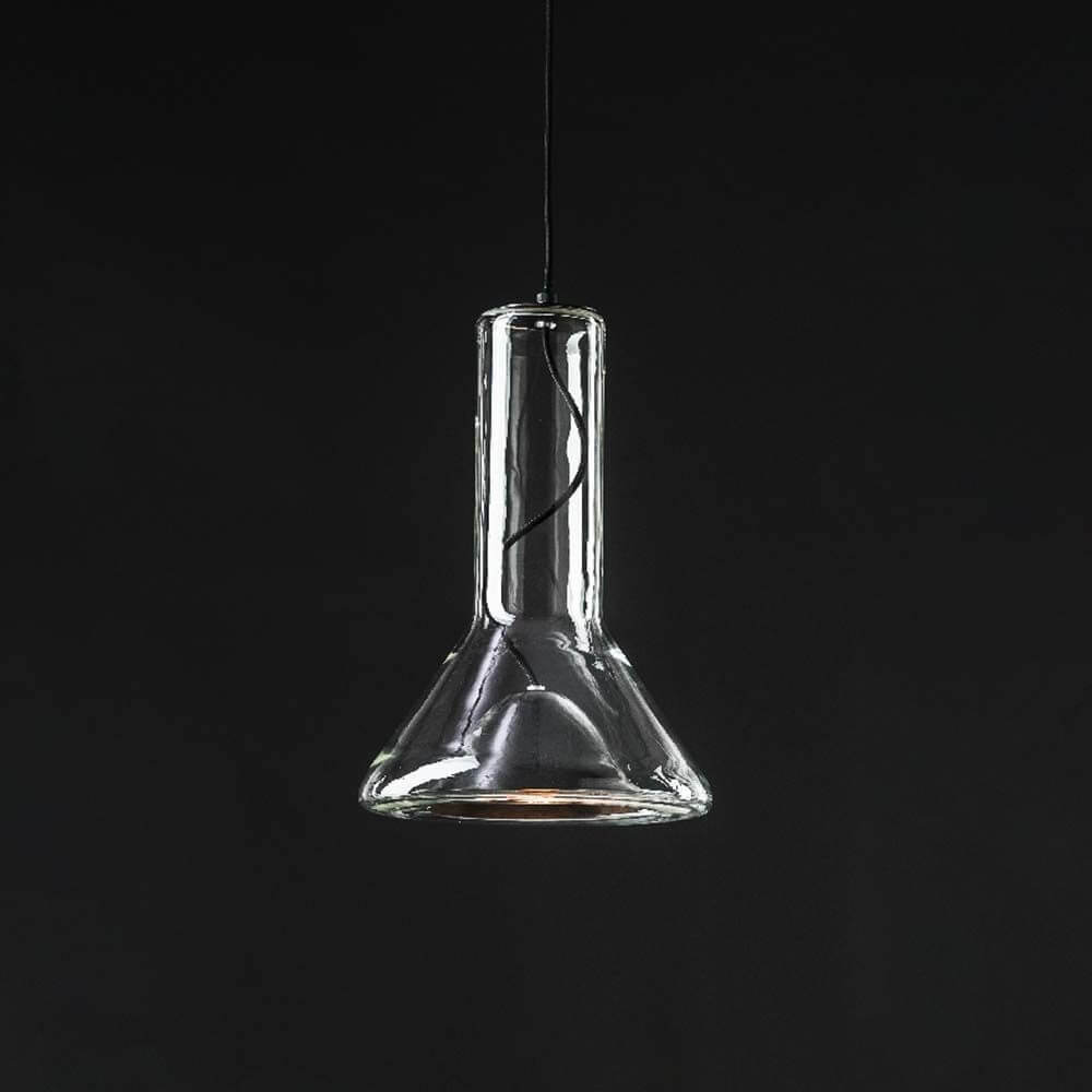 Brokis Hängeleuchte Whistle Small, zeitgenössische Glaskunst, inspiriert von Blasrohren, klare Silhouette, elegantes Design.