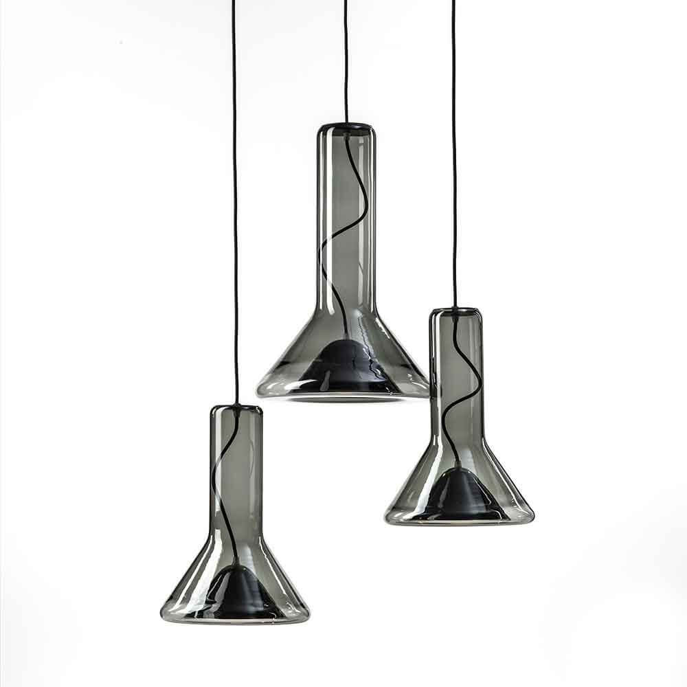 Brokis Hängeleuchte Whistle Small in einem modernen Design mit klaren Glaskörpern und Metallschildern.