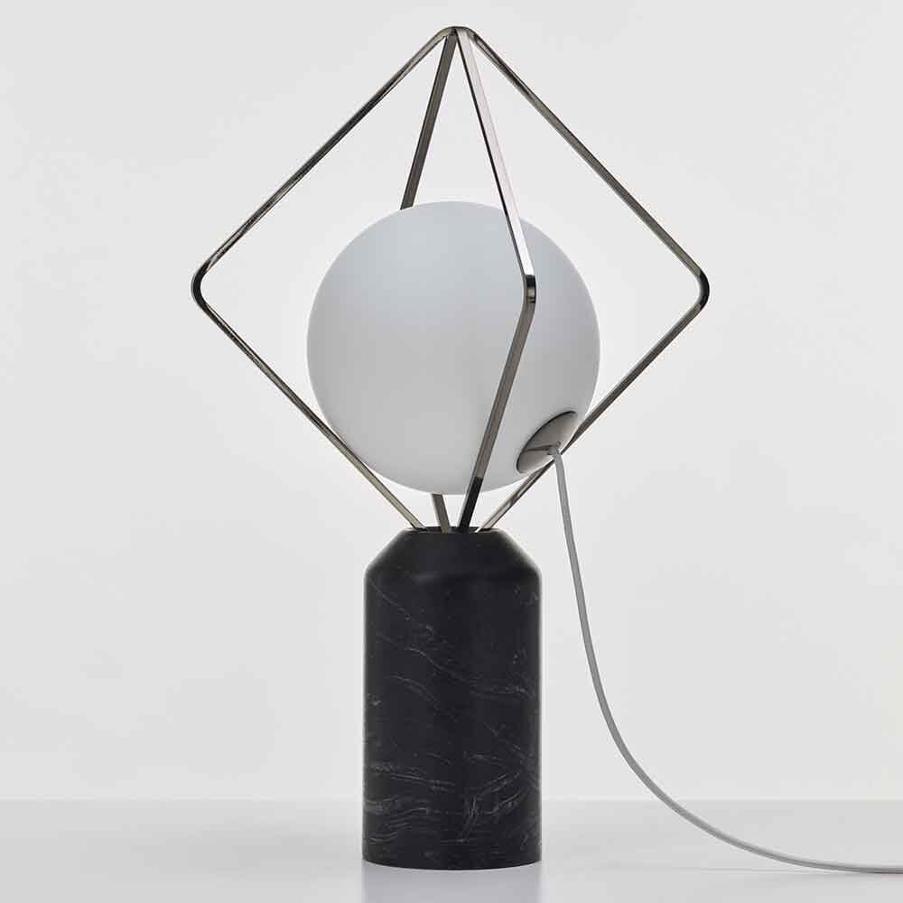 Brokis Tischlampe Jack O`Lantern Large mit marmoriertem Sockel und modernem Metallrahmen, designed von Lucie Koldova.