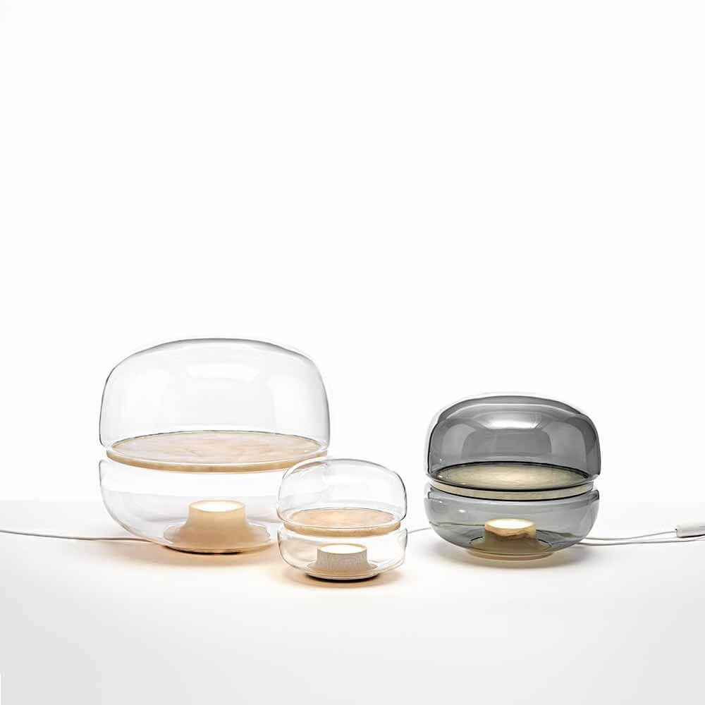 Brokis Tischlampe Macaron S in verschiedenen Größen mit mundgeblasenem Glas und Onyxbasis.