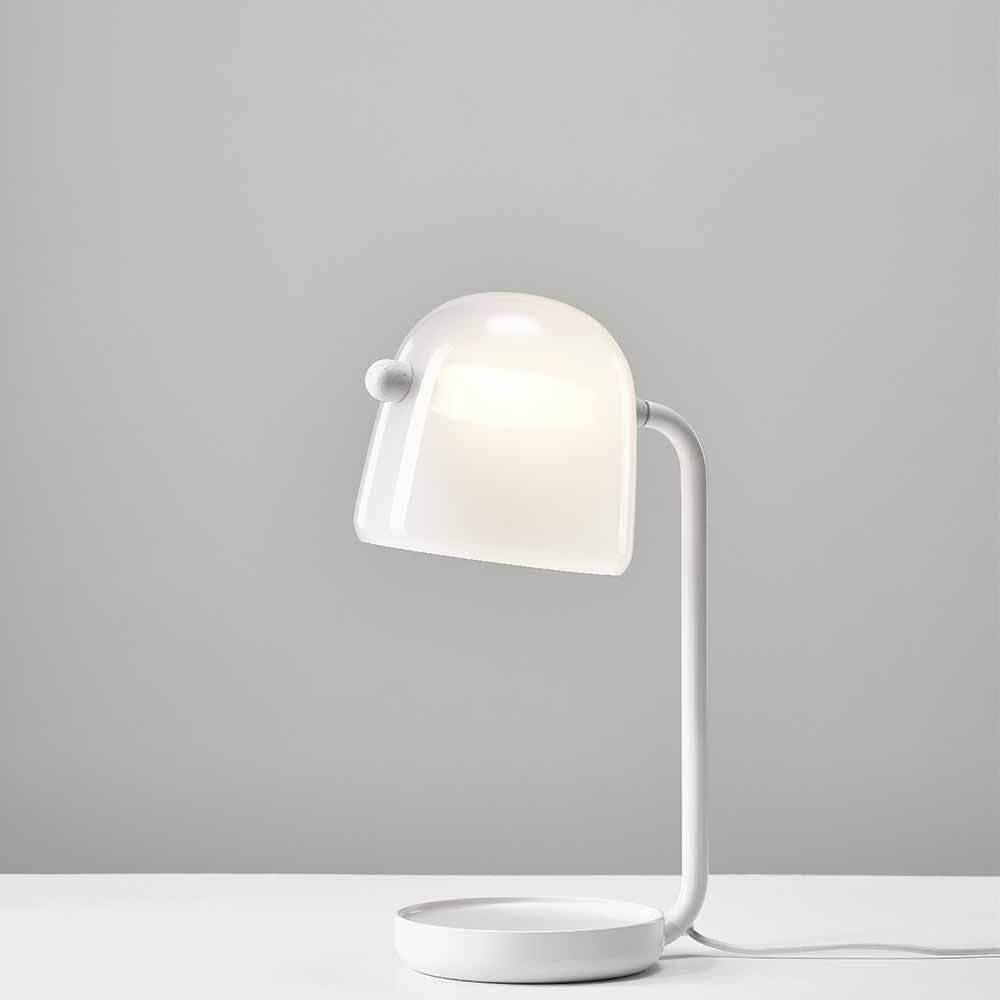 Brokis Tischlampe Mona Small mit modernem Design und dimmbaren LED-Lichtquellen auf einem Tisch.