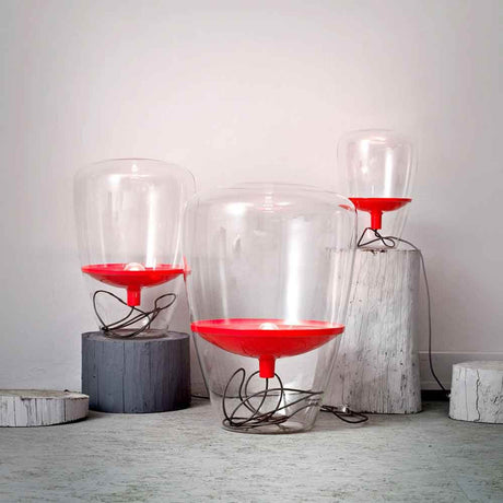 Brokis Tischleuchte Balloons Small zeigt beschädigungsfreies Glasdesign mit roten Akzenten.
